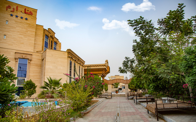 محوطه بیرونی هتل ارم