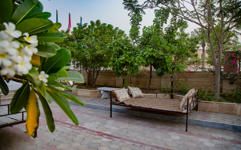 محوطه بیرونی هتل ارم