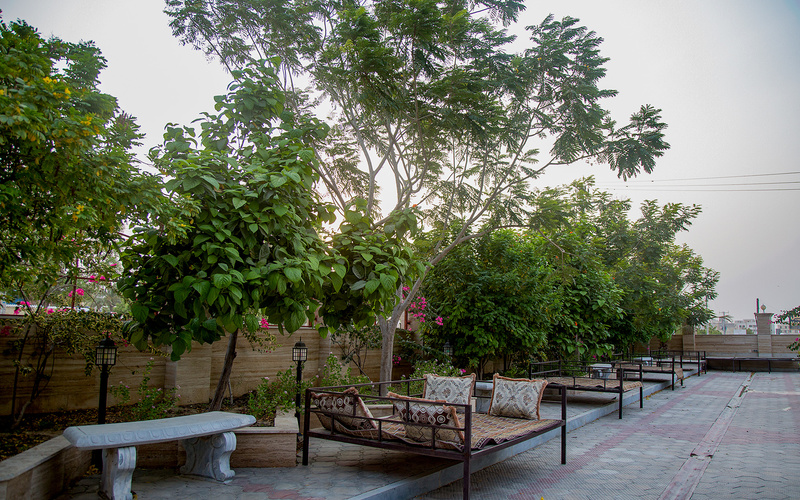 محوطه بیرونی هتل ارم